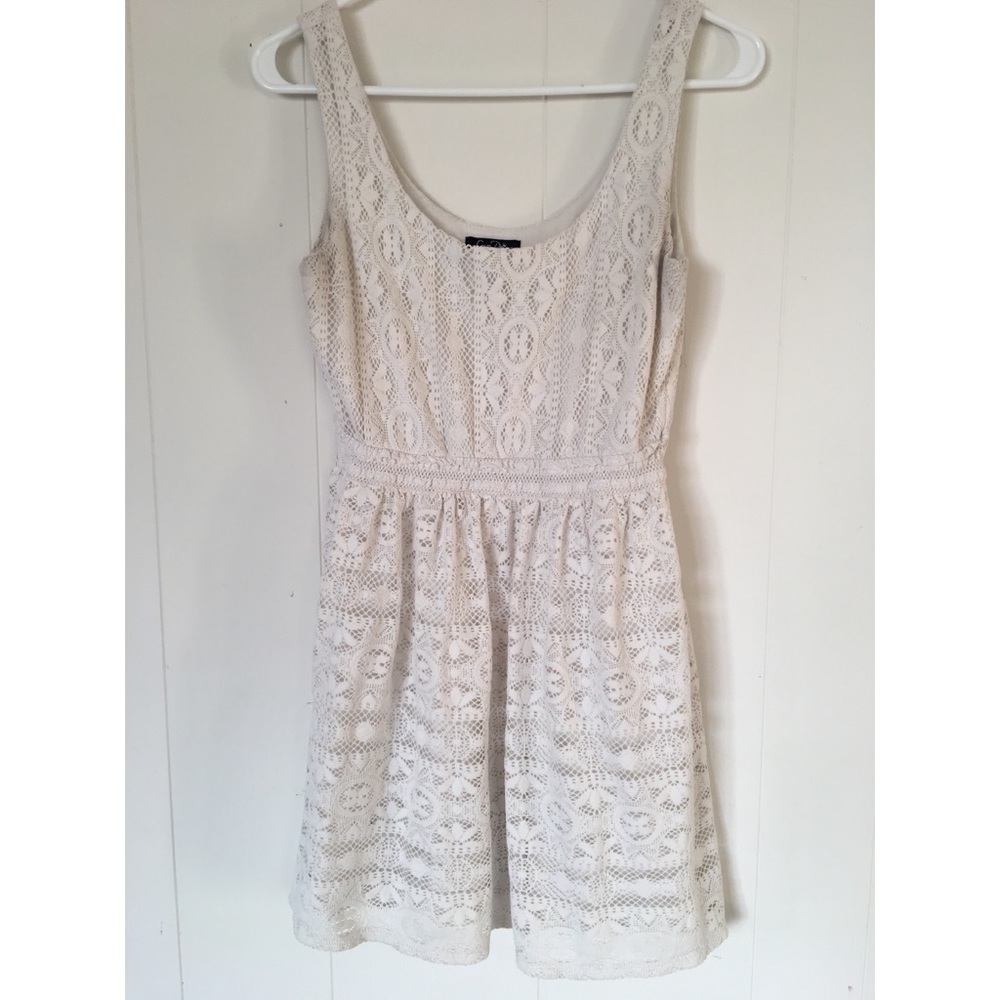 Cute and comfy cream lace dress